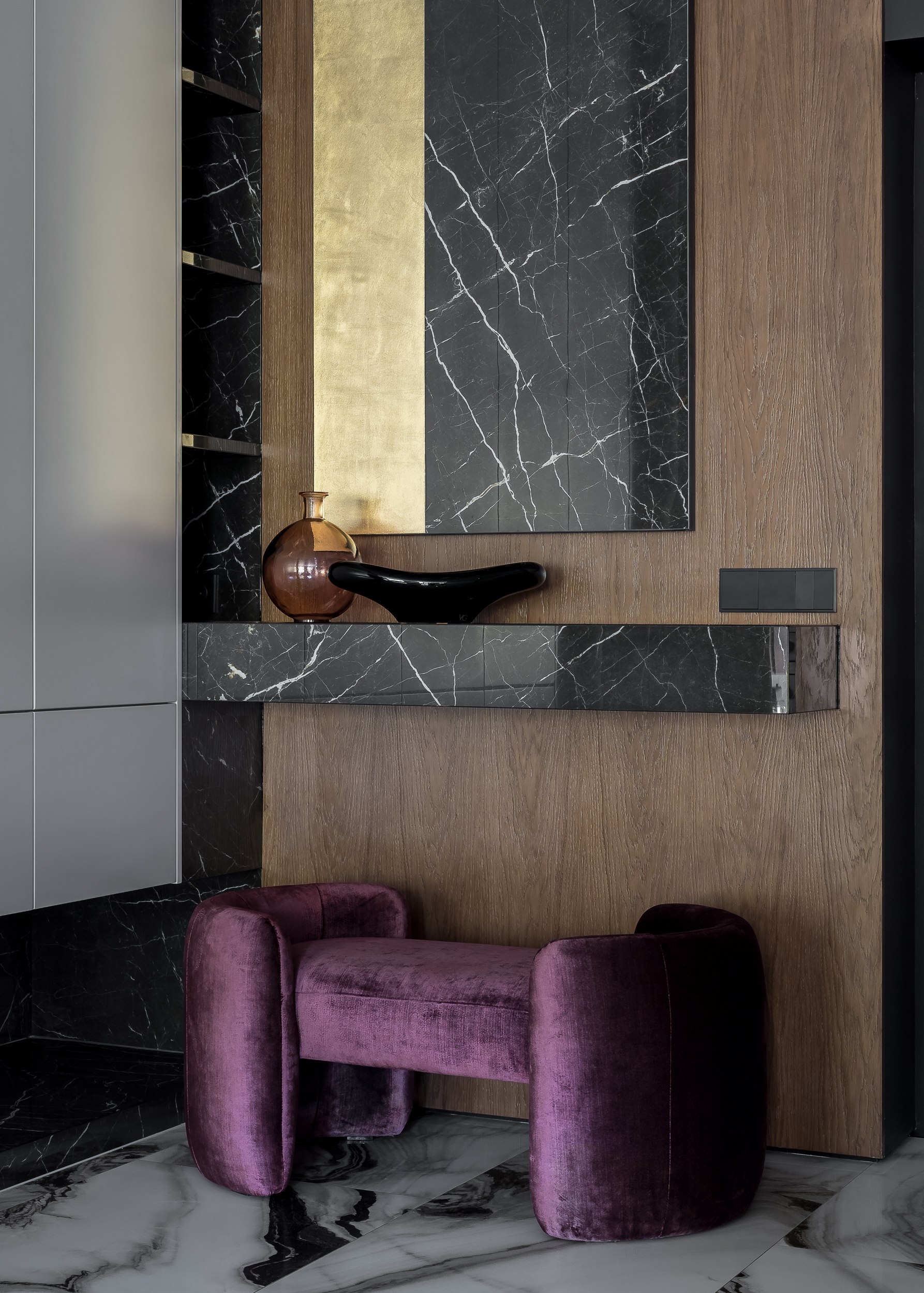 Панорамные окна с видом на парк, благородные оттенки кофе с молоком и золотые акценты — каким получился интерьер в духе неоклассики по проекту дизайнера Екатерины Мищенко читайте на сайте wajournal.ru | Сетка — социальная сеть от hh.ru