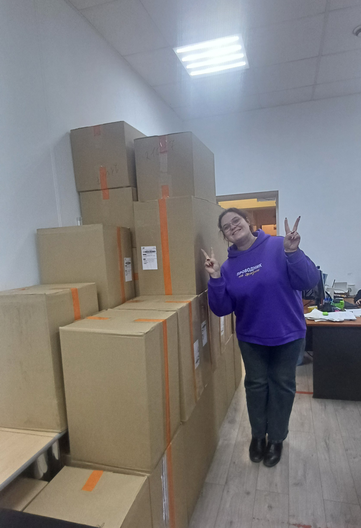 Стабильно каждый праздник отдел персонала превращается в отдел закупок😁
Приехали подарки на 8 марта от поставщика для наших прекрасных сотрудниц розничной сети. | Сетка — социальная сеть от hh.ru