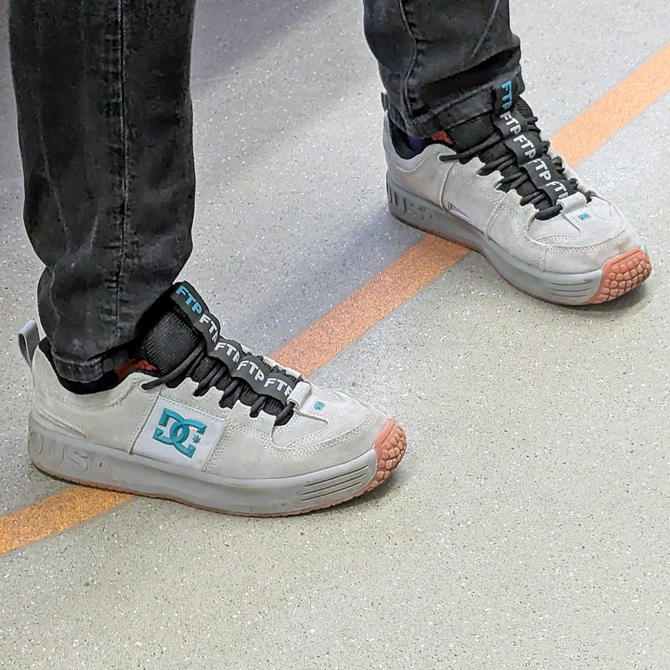 Когда не броско, но очч лаконично и стильно ☝️
И это — DC Lynx x FTP
В 2019 году мир уличной моды взорвался от новости: DC Shoes и лос-анджелесский бренд FTP (FuckThePopulation) объединились, чтобы пе... | Сетка — социальная сеть от hh.ru