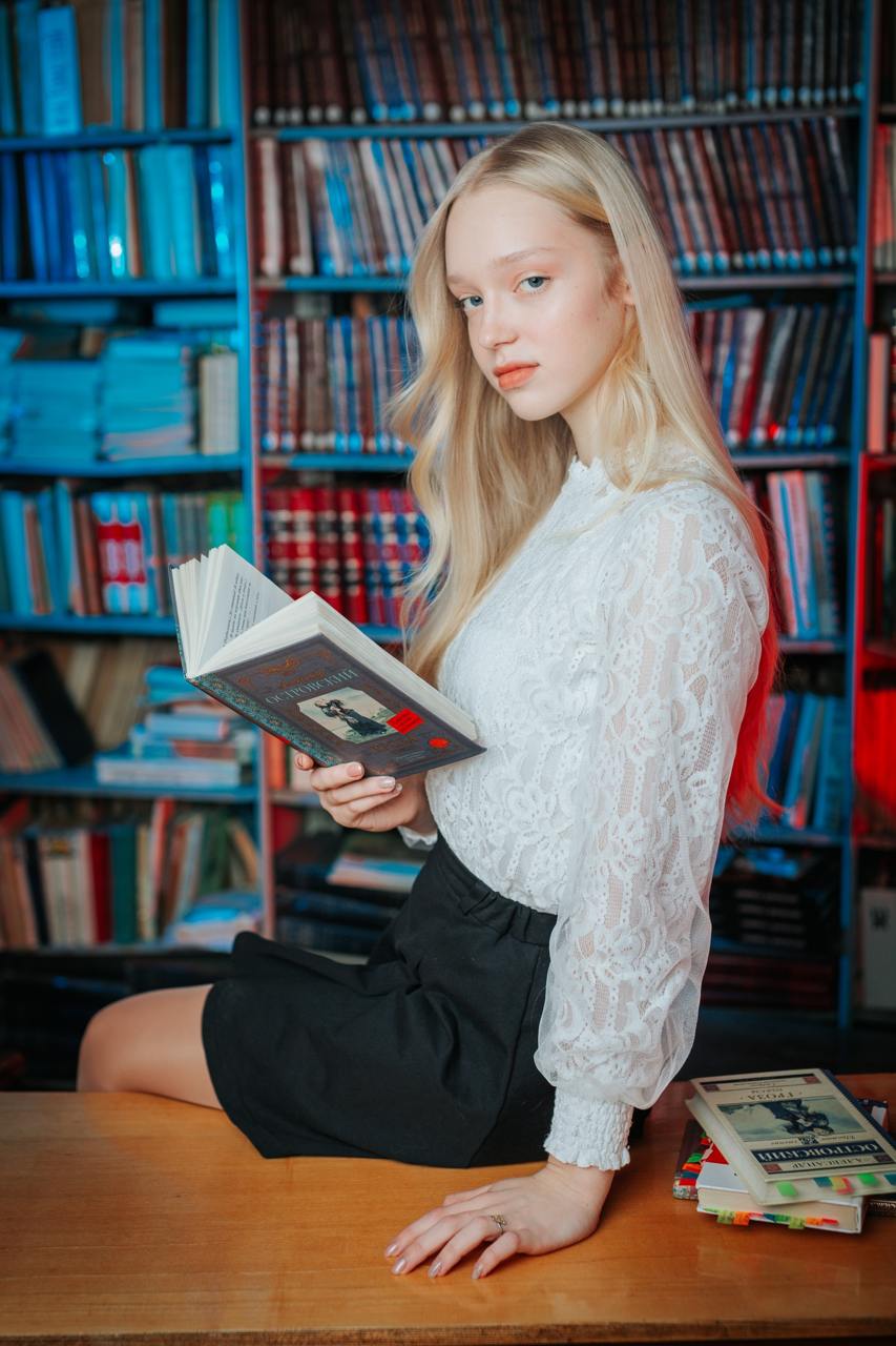 Школьный класс в библиотеке? Да, это стильно!⬅️
Мы провели фотосессию для замечательного класса в обычной школьной локации – библиотеке!
Одна из наших фишек – видеть красоту в обыденном ✨
Это только н... | Сетка — социальная сеть от hh.ru