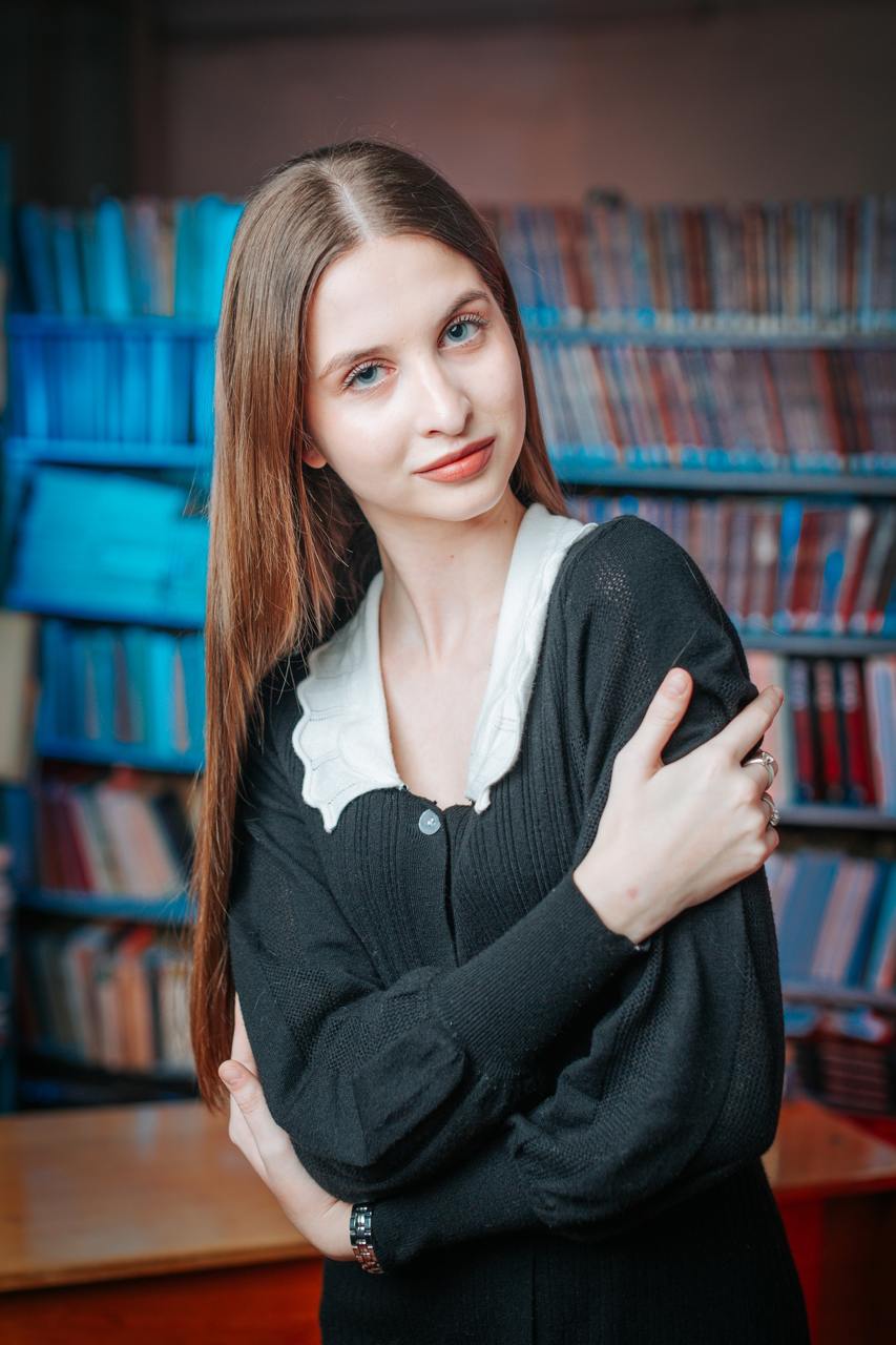 Школьный класс в библиотеке? Да, это стильно!⬅️
Мы провели фотосессию для замечательного класса в обычной школьной локации – библиотеке!
Одна из наших фишек – видеть красоту в обыденном ✨
Это только н... | Сетка — социальная сеть от hh.ru