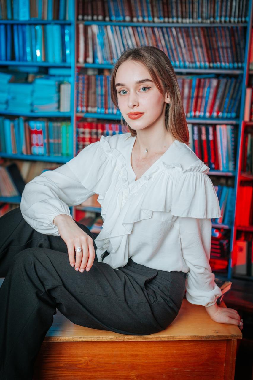 Школьный класс в библиотеке? Да, это стильно!⬅️
Мы провели фотосессию для замечательного класса в обычной школьной локации – библиотеке!
Одна из наших фишек – видеть красоту в обыденном ✨
Это только н... | Сетка — социальная сеть от hh.ru