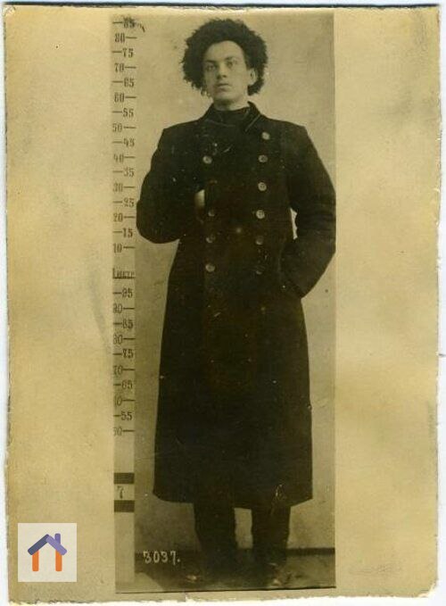 Владимир Маяковский. Учётная карточка Московского охранного отделения, 1908 г.
Ещё главу и спать 📚 (https://t.me/+GasxIIKR6BlYjdi) | Сетка — социальная сеть от hh.ru