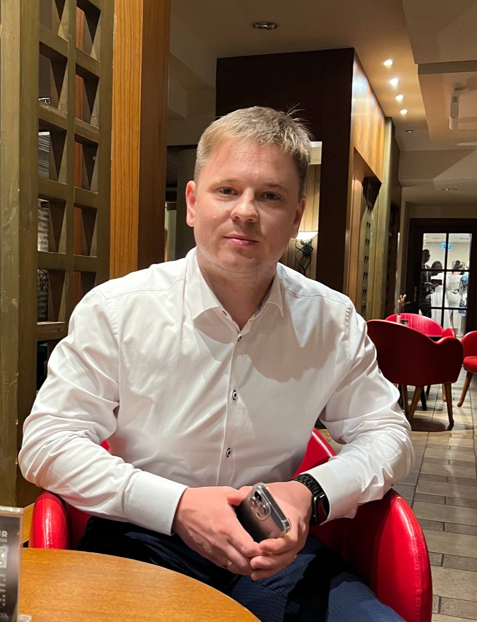Всем привет 👋
Будем знакомиться! Я - Юрий Матюхин, основатель онлайн-школы и агентства по продвижению бизнеса и экспертов ✌
Я помогаю развиваться бизнесам через Telegram, создаю дополнительные способы... | Сетка — социальная сеть от hh.ru