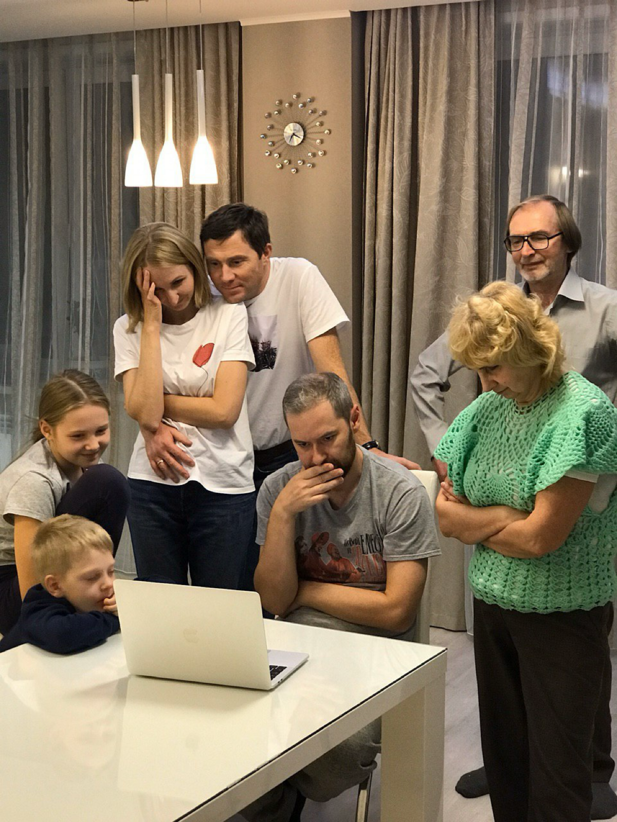 Сидим семьей за столом, на ужин готовим кофе | Сетка — социальная сеть от hh.ru