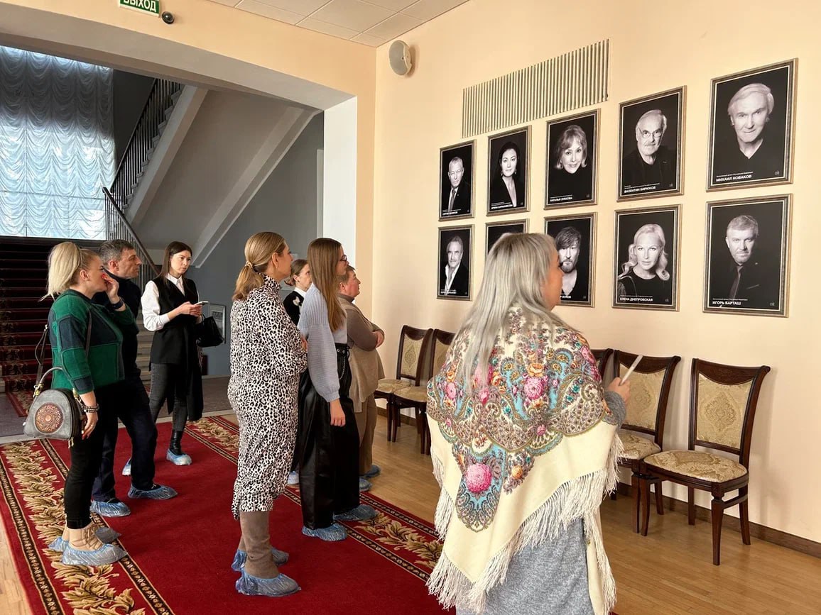 Театральное закулисье посетили участники СВО и их семьи
Такую экскурсию для подопечных организовали в ставропольском филиале фонда «Защитники Отечества».
В академическом театре драмы М.Ю | Сетка — социальная сеть от hh.ru
