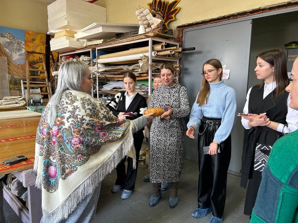 Театральное закулисье посетили участники СВО и их семьи
Такую экскурсию для подопечных организовали в ставропольском филиале фонда «Защитники Отечества».
В академическом театре драмы М.Ю | Сетка — социальная сеть от hh.ru