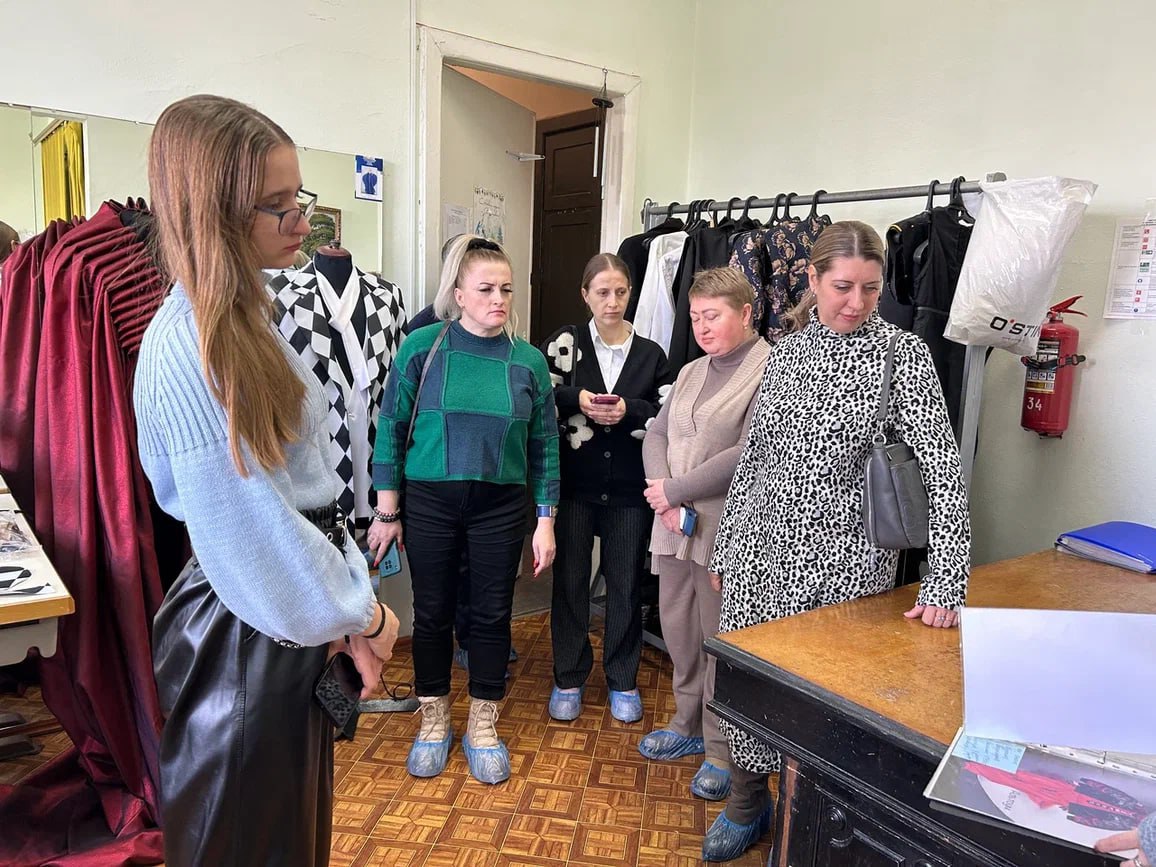 Театральное закулисье посетили участники СВО и их семьи
Такую экскурсию для подопечных организовали в ставропольском филиале фонда «Защитники Отечества».
В академическом театре драмы М.Ю | Сетка — социальная сеть от hh.ru