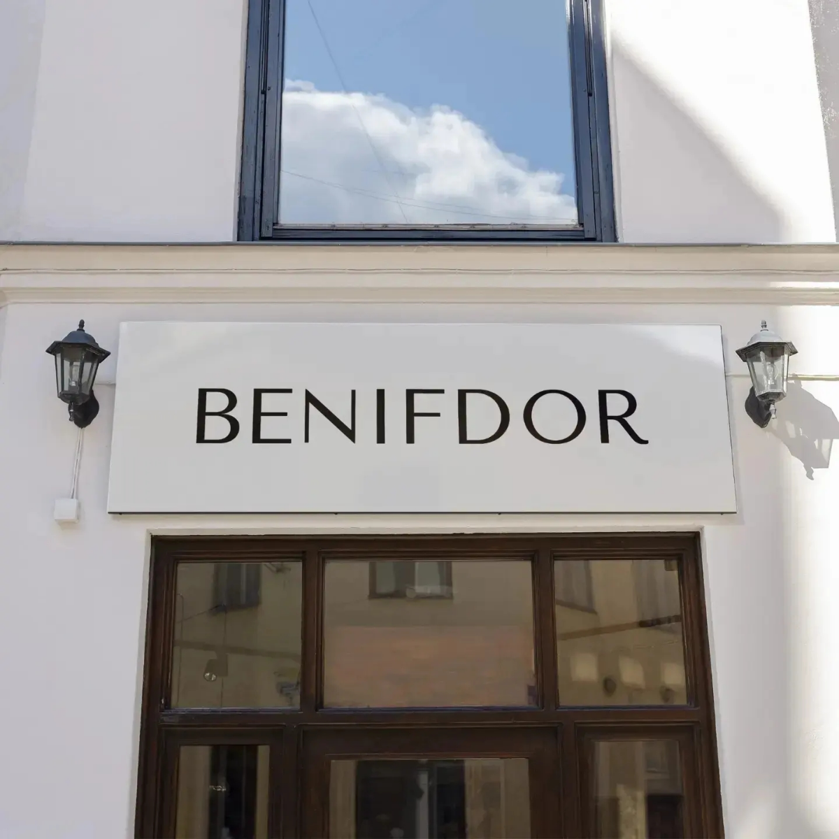 Айдентика для магазинов одежды BENIFDOR
Требовалось разработать нейминг, логотип, фирменный стиль и различные носители.
Логотип представлен в двух вариантах: шрифтовом и знаке | Сетка — социальная сеть от hh.ru