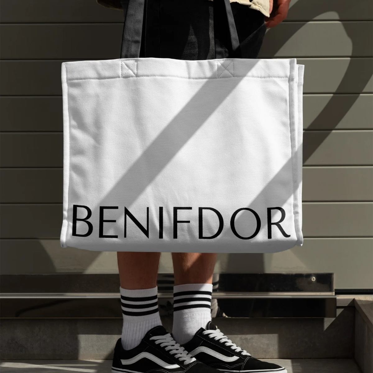 Айдентика для магазинов одежды BENIFDOR
Требовалось разработать нейминг, логотип, фирменный стиль и различные носители.
Логотип представлен в двух вариантах: шрифтовом и знаке | Сетка — социальная сеть от hh.ru