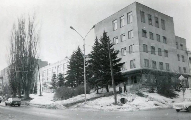 Здание проектного института на перекрёстке улиц Ленина и Маяковского, 1992 год
📸oldstavhistory | Сетка — социальная сеть от hh.ru