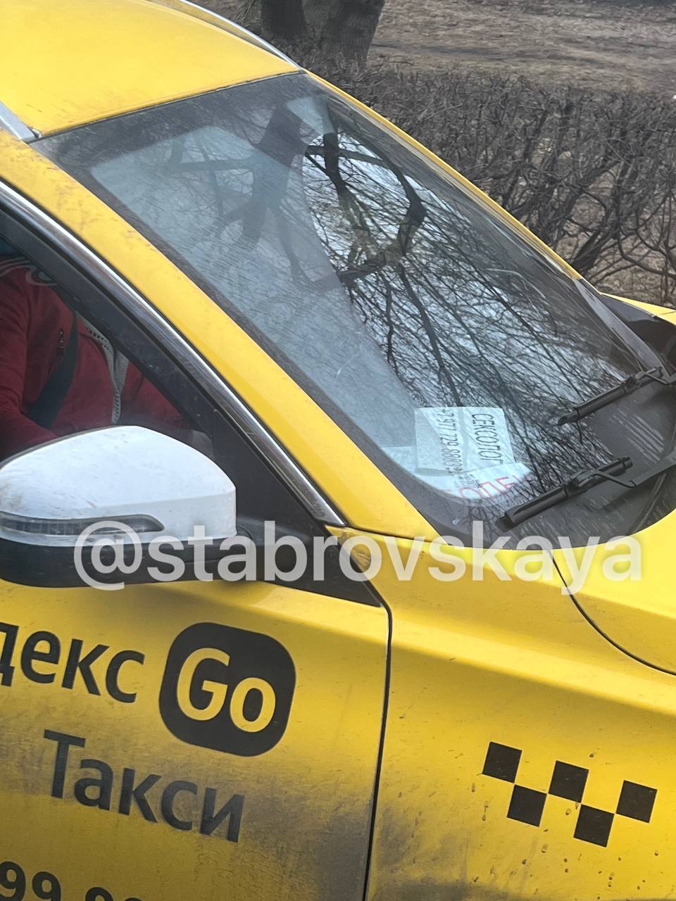 Сейчас еду мимо и вижу такую картину)
Сразу в голове мысли: « Работа в такси это так для души, а так у меня есть уже основная работа» | Сетка — социальная сеть от hh.ru