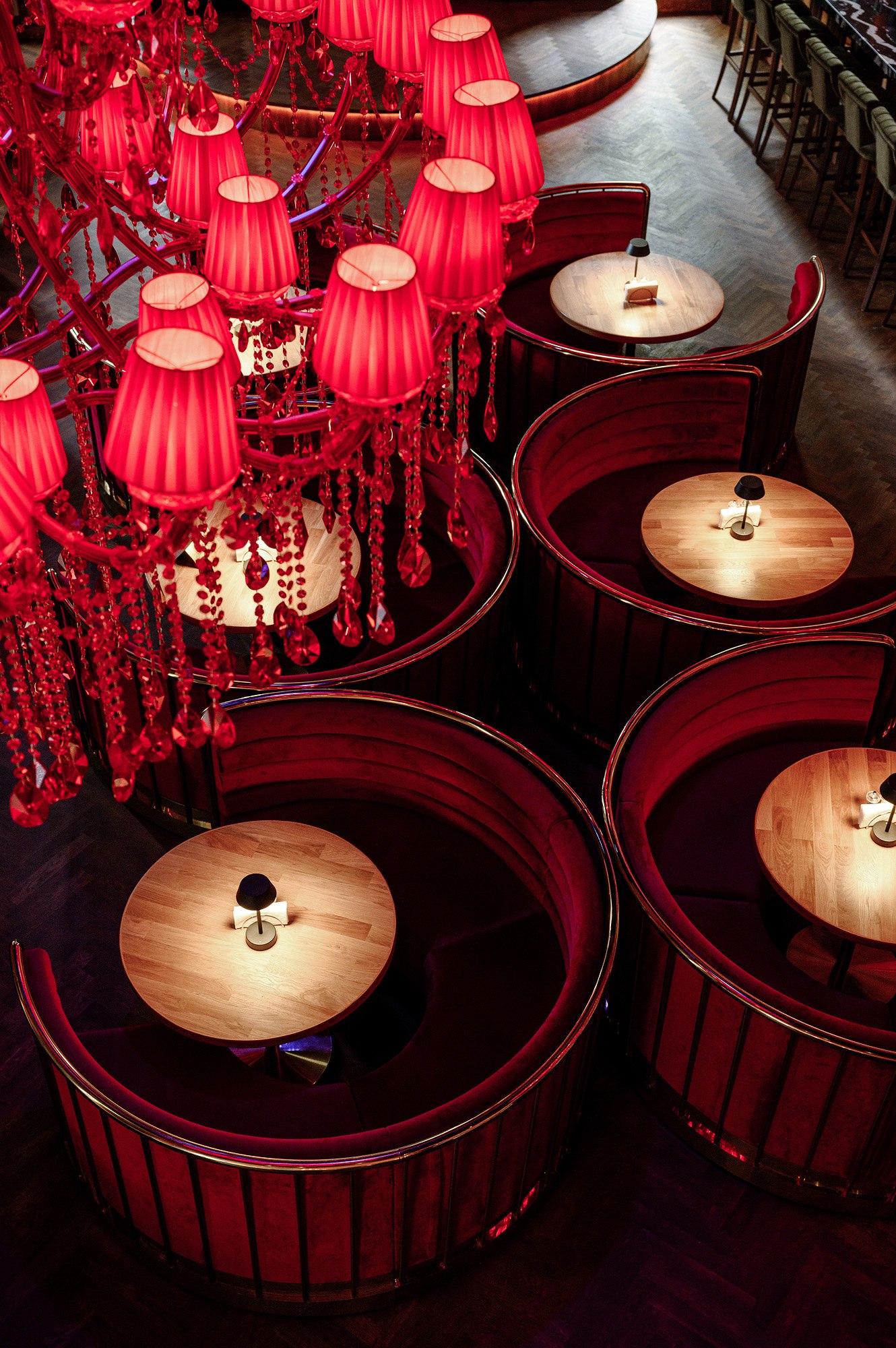 Ироничный гламур в роскошном интерьере, сияющем кармином и неоном — караоке-бар «Опера» по проекту Saparova Studio. Подробности читайте на сайте wajournal.ru.
Автор проекта: Saparova Studio | Сетка — социальная сеть от hh.ru