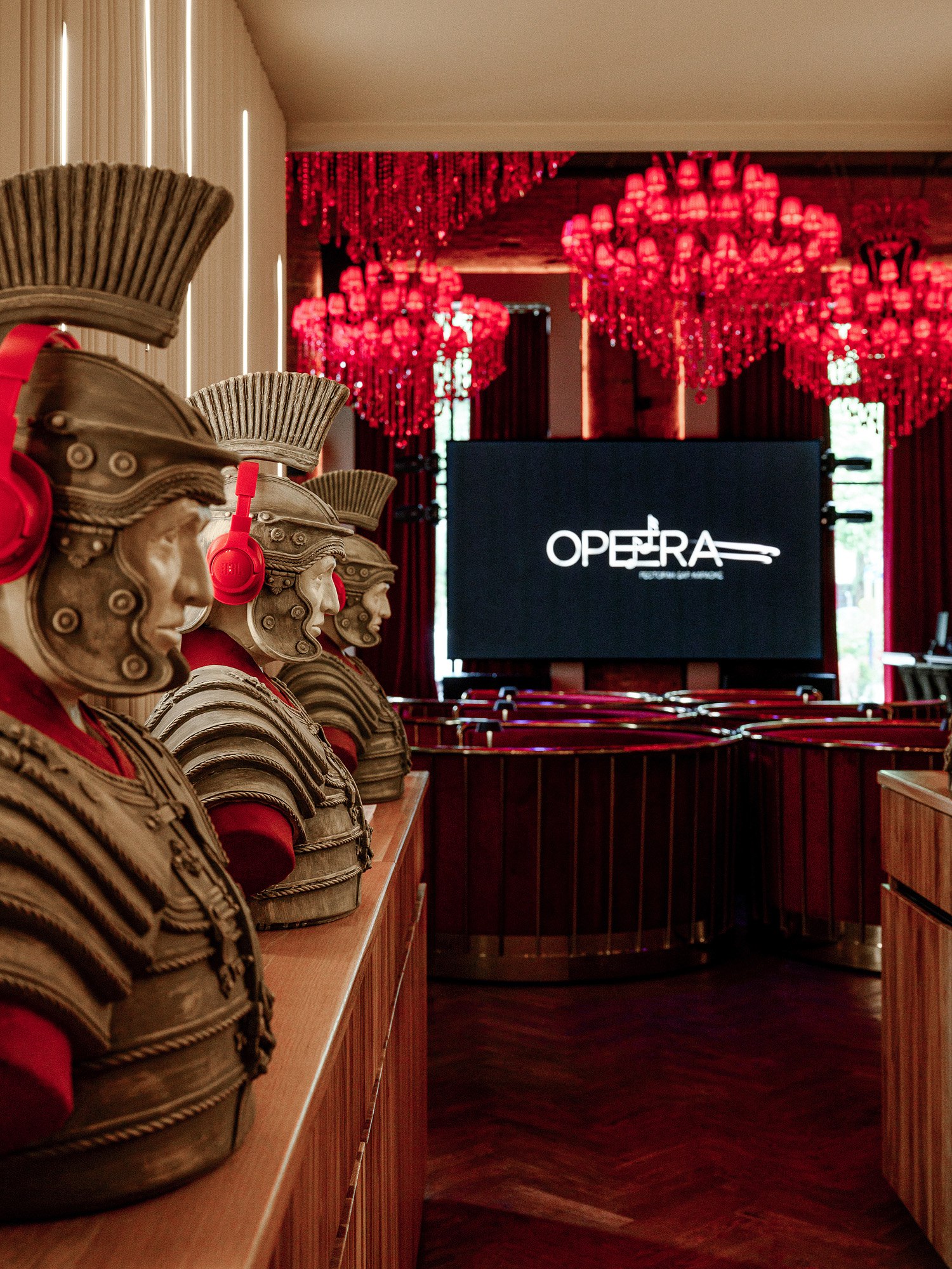 Ироничный гламур в роскошном интерьере, сияющем кармином и неоном — караоке-бар «Опера» по проекту Saparova Studio. Подробности читайте на сайте wajournal.ru.
Автор проекта: Saparova Studio | Сетка — социальная сеть от hh.ru