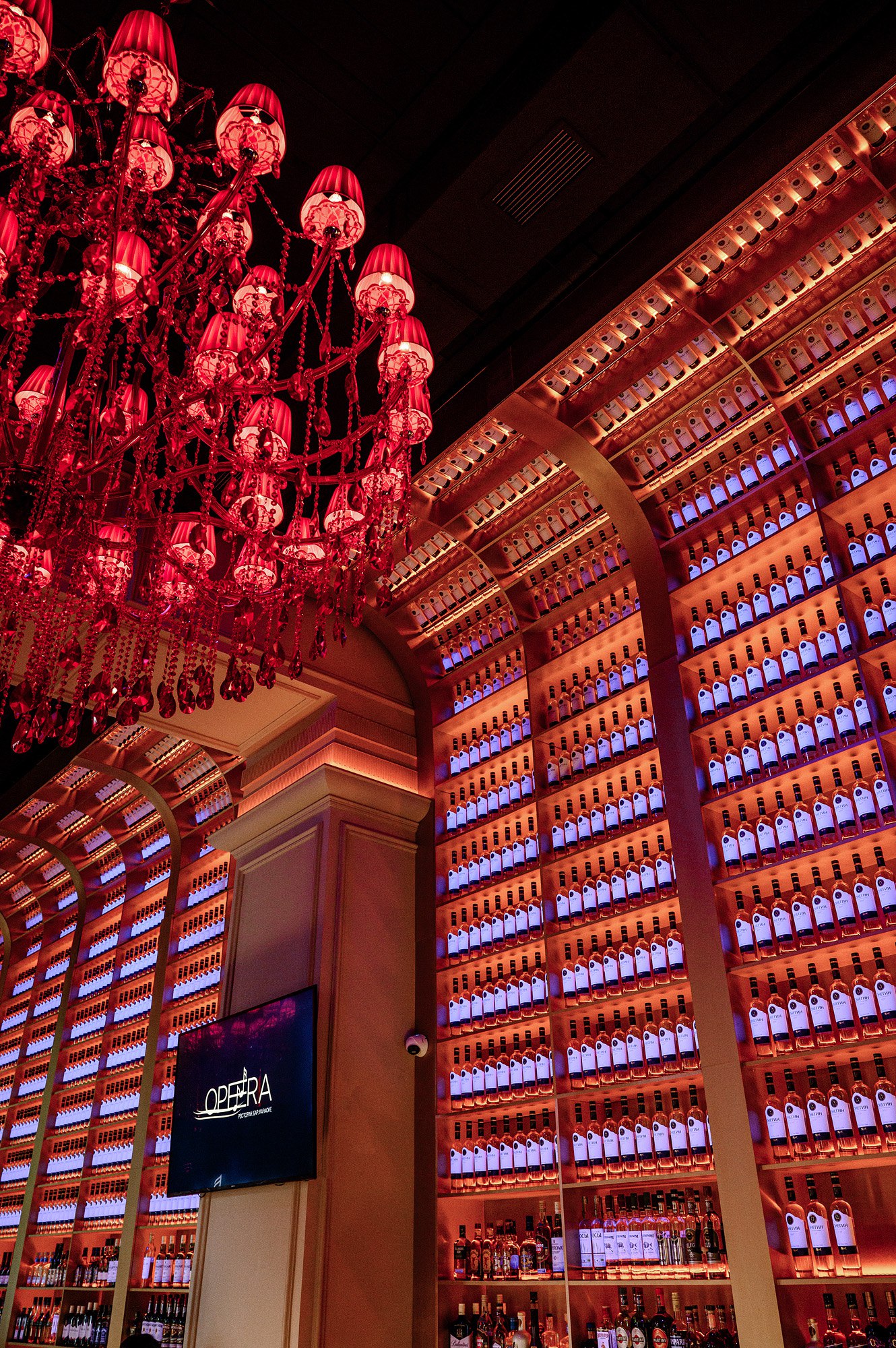 Ироничный гламур в роскошном интерьере, сияющем кармином и неоном — караоке-бар «Опера» по проекту Saparova Studio. Подробности читайте на сайте wajournal.ru.
Автор проекта: Saparova Studio | Сетка — социальная сеть от hh.ru