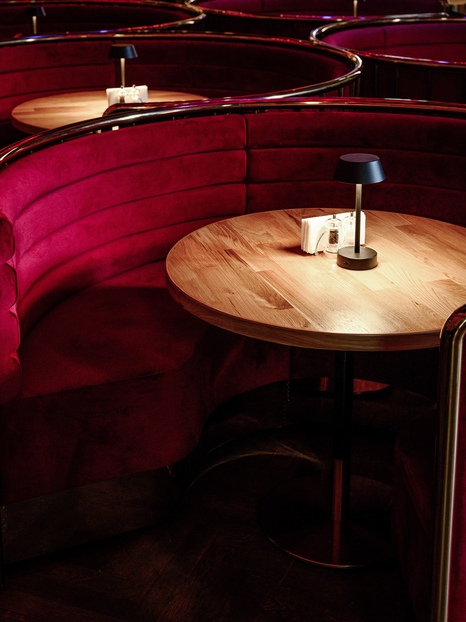 Ироничный гламур в роскошном интерьере, сияющем кармином и неоном — караоке-бар «Опера» по проекту Saparova Studio. Подробности читайте на сайте wajournal.ru.
Автор проекта: Saparova Studio | Сетка — социальная сеть от hh.ru