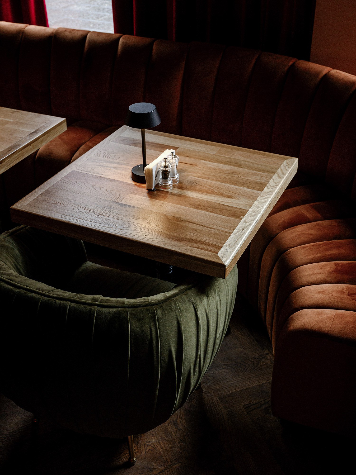 Ироничный гламур в роскошном интерьере, сияющем кармином и неоном — караоке-бар «Опера» по проекту Saparova Studio. Подробности читайте на сайте wajournal.ru.
Автор проекта: Saparova Studio | Сетка — социальная сеть от hh.ru