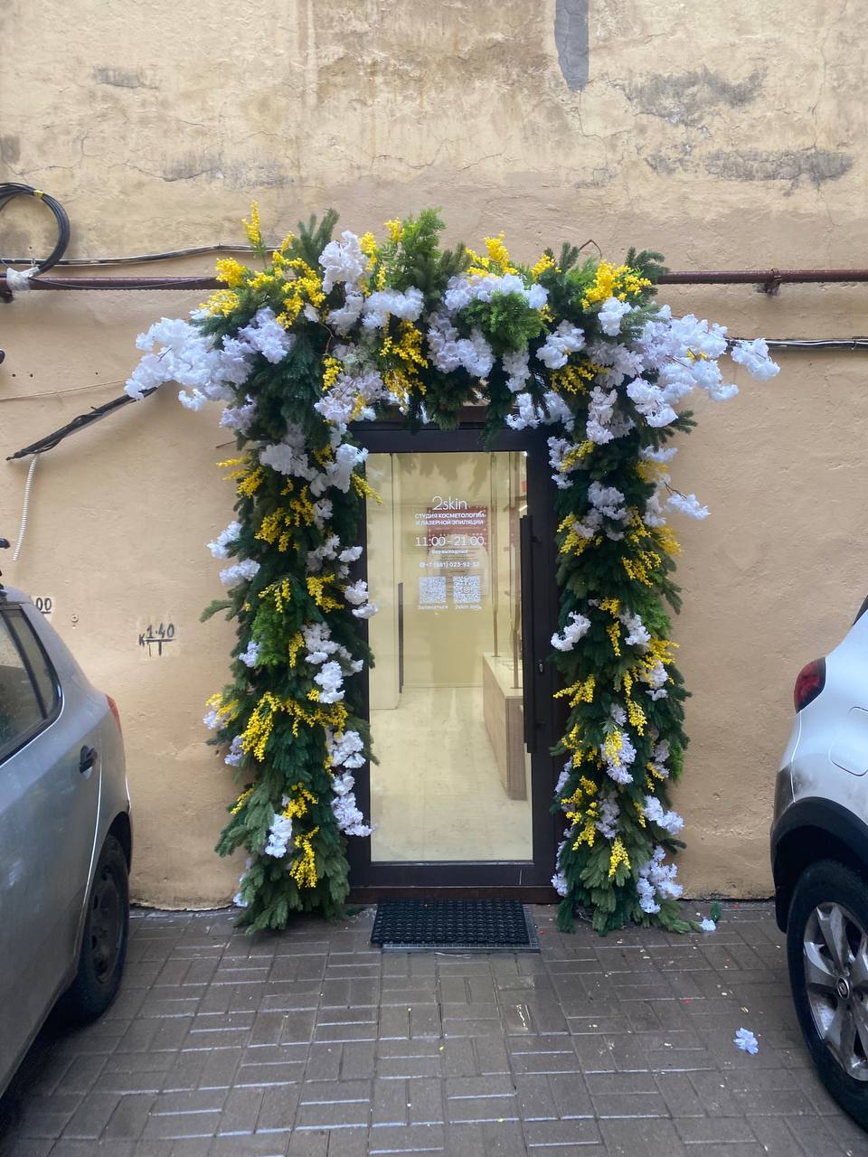 На улице еще холодно и пасмурно, но заменив 💐сезонное оформление на входной группе, взгляду стало веселей ☺️
💐Наполнение подобранно по запросу заказчика.
Будем рады вашей реакции ❤️ | Сетка — социальная сеть от hh.ru