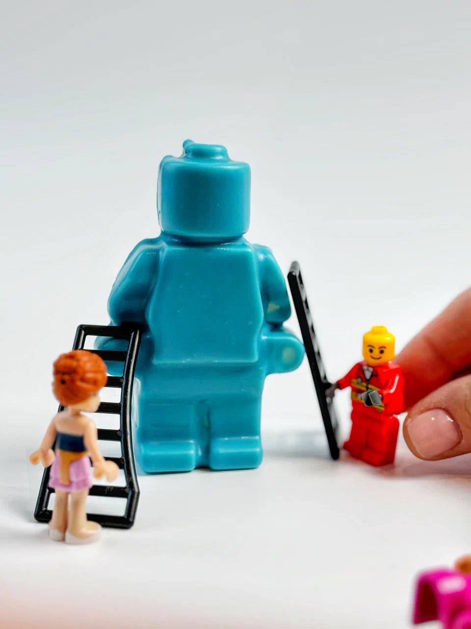 Што? LEGO-человечка теперь можно попробовать на вкус 😱. В московском необистро появился десерт в виде фигурки LEGO — внутри мусс бабл-гамм, карамелизированная груша, клубничный мармелад | Сетка — социальная сеть от hh.ru