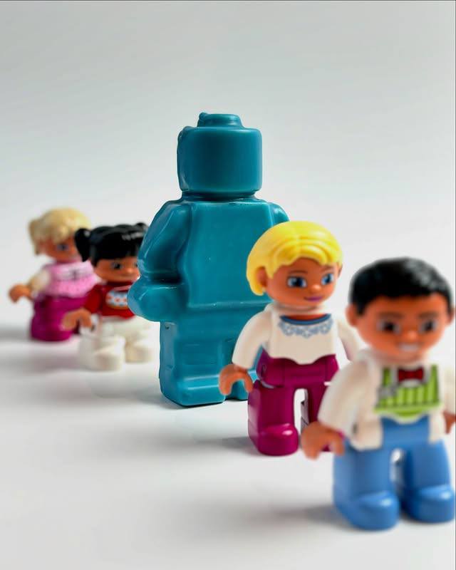 Што? LEGO-человечка теперь можно попробовать на вкус 😱. В московском необистро появился десерт в виде фигурки LEGO — внутри мусс бабл-гамм, карамелизированная груша, клубничный мармелад | Сетка — социальная сеть от hh.ru
