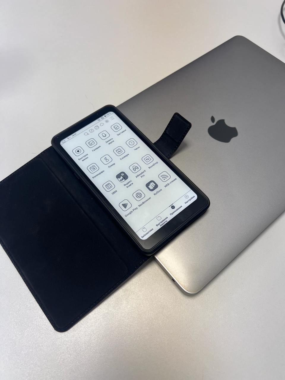 Определенно мой любимый гаджет начала 2025 года.
Был период, когда я очень много читал: художественную литературу, нон-фикшн, классику и современные произведения | Сетка — социальная сеть от hh.ru