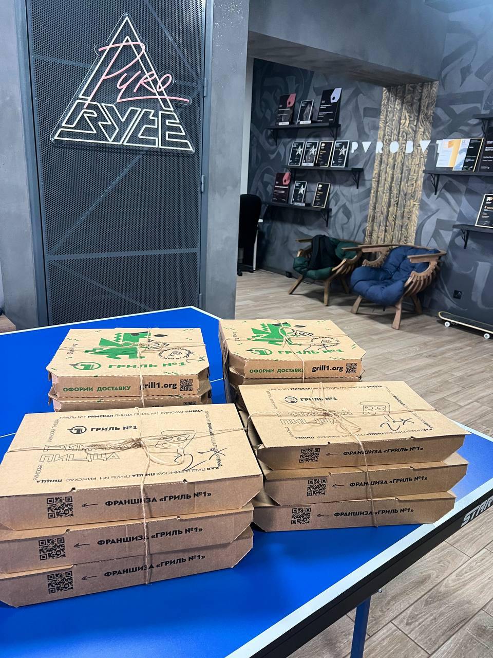 На корпоратив пицца от нашего любимого Гриль №1 
А вот наш совместный кейс на премии WDA: https://workspace | Сетка — социальная сеть от hh.ru