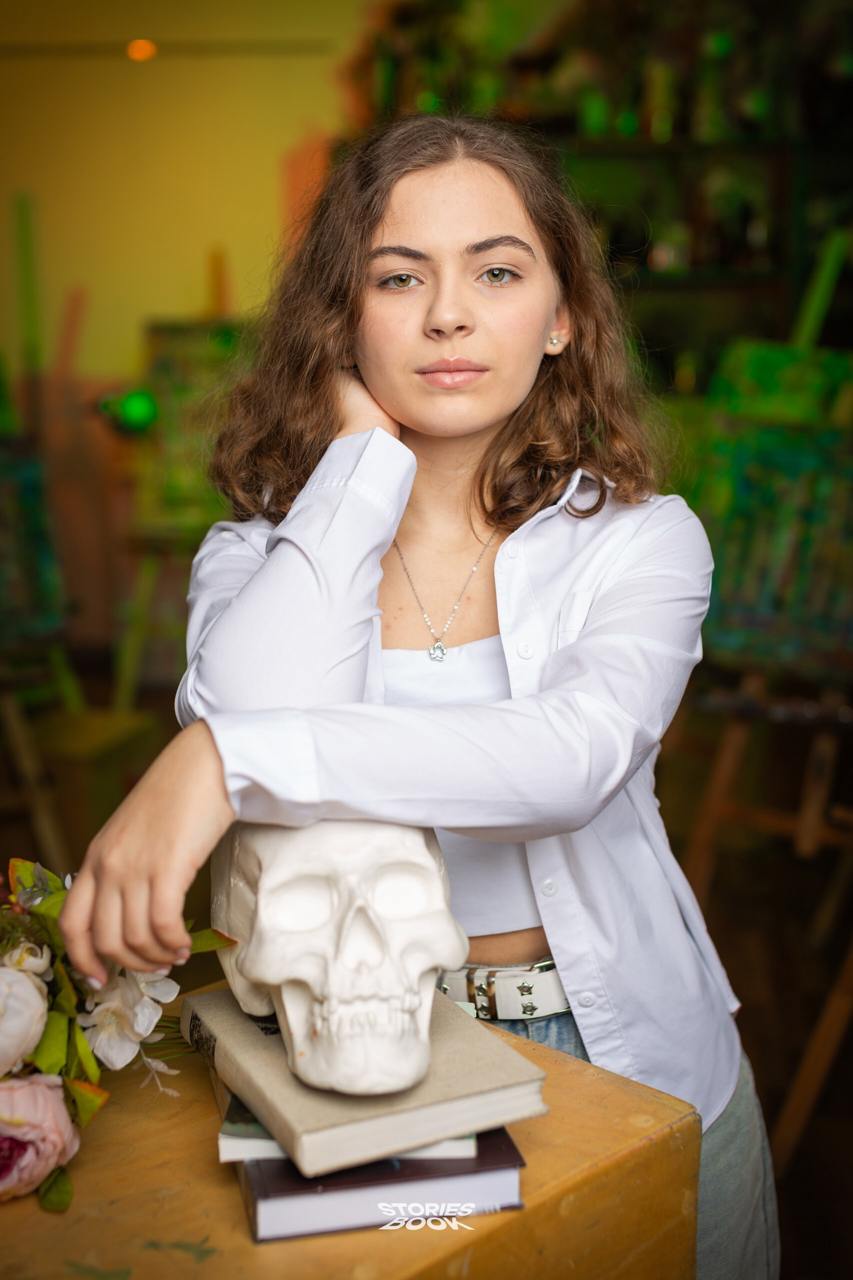 💚💛 Каждый класс по-своему уникален!
Данную съёмку мы проводили в школе в художественном классе с яркими мольбертами, такими же, как и ученики | Сетка — социальная сеть от hh.ru