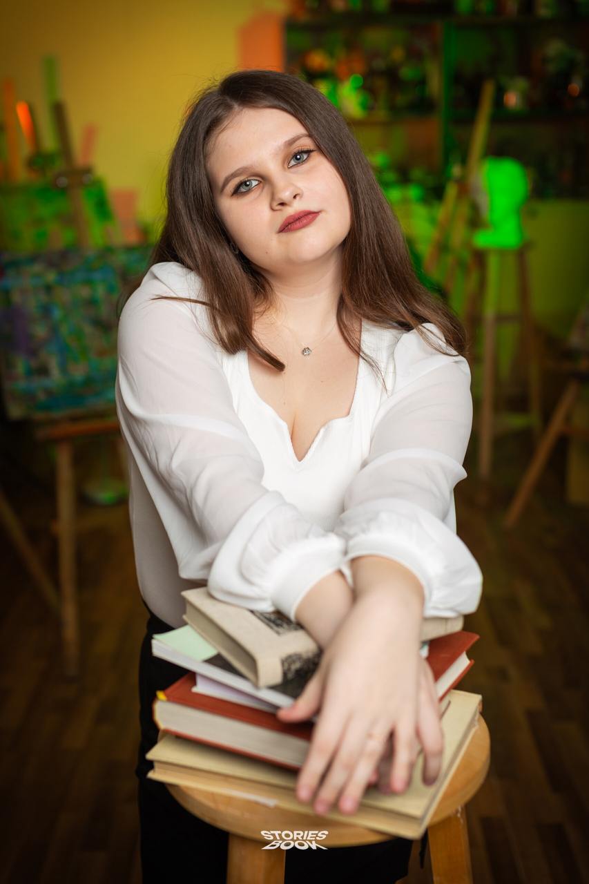 💚💛 Каждый класс по-своему уникален!
Данную съёмку мы проводили в школе в художественном классе с яркими мольбертами, такими же, как и ученики | Сетка — социальная сеть от hh.ru