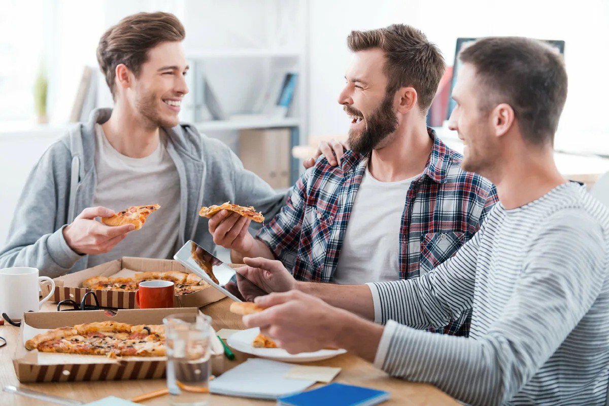 🔥 Доставка еды становится соцсетью – и это круто! 🔥 
Когда собираемся компанией, всегда не хватает удобного механизма общего заказа: кто-то хочет роллы, кто-то бургер, кто-то десерт… В итоге один чело... | Сетка — социальная сеть от hh.ru