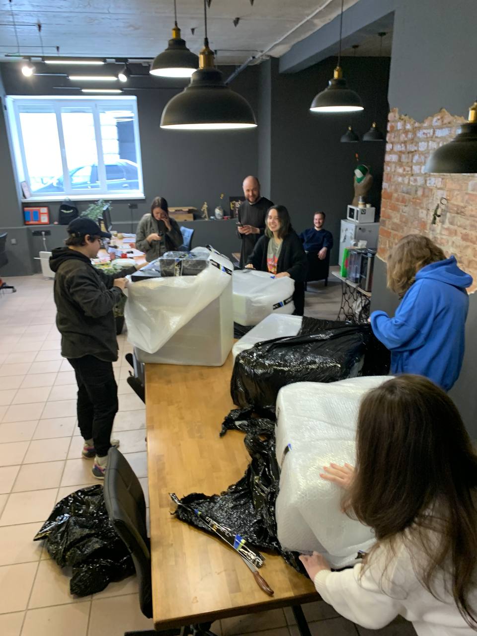 В студию приехали сразу четыре компа от hyperpc для моих дражайших. Задорно анпакнули этот дорогой апдейт) | Сетка — социальная сеть от hh.ru
