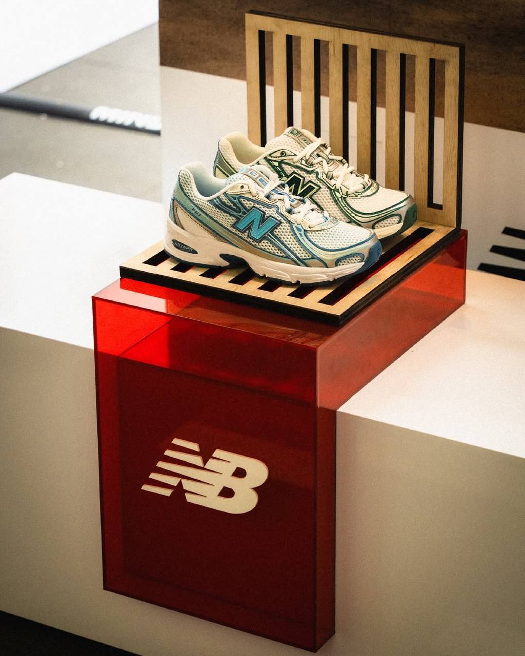 #Артем Придумал.
Бренд спортивной обуви New Balance придумал, как прогреть возвращение архивных моделей кроссовок. Сделали pop-up в виде газетного ларька возле торгового центра в Сингапуре | Сетка — социальная сеть от hh.ru