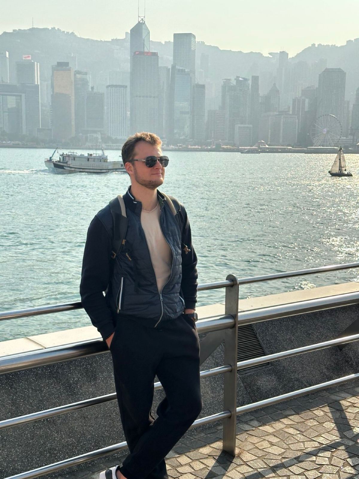 Привет, друзья🙌
Я IT продакт (ex-Яндекс, сейчас в Ozon) и преподаватель НИУ ВШЭ. До карьеры в IT я 10 лет работал корпоративным тренером и коучем, а также психологом-консультантом | Сетка — социальная сеть от hh.ru