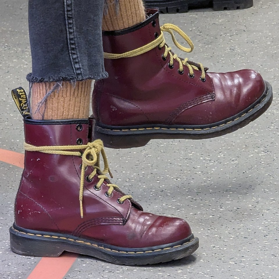 Вышла Марья 👩‍🦰 в чисто поле, на ногах у неё сапожки красные, с заговором да с узорочьем.
Шагнула — земля под ней зацвела, ещё шаг — птицы защебетали | Сетка — социальная сеть от hh.ru