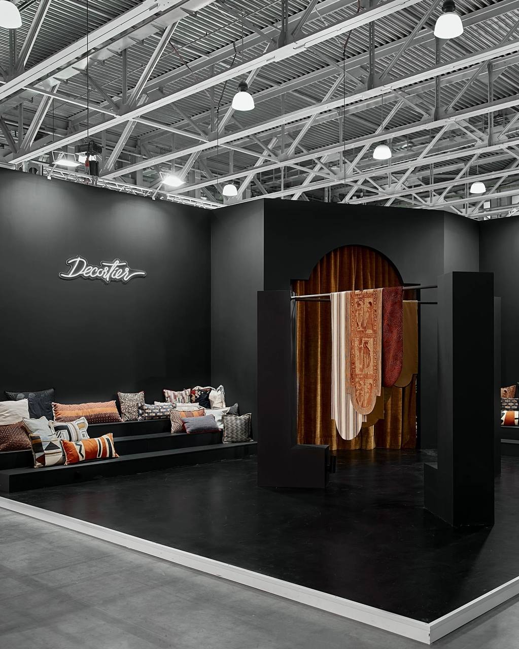 Интерьерный дом Decortier представил на ARTDOM 2025 стенд-перфоманс, который без преувеличения стал самым популярным на выставке. Разработкой занималась известный дизайнер Юлия Маркос | Сетка — социальная сеть от hh.ru