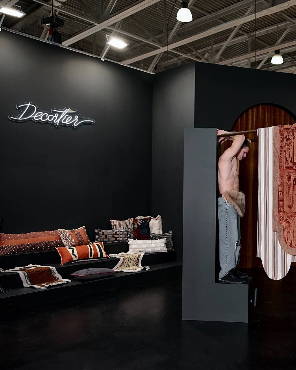 Интерьерный дом Decortier представил на ARTDOM 2025 стенд-перфоманс, который без преувеличения стал самым популярным на выставке. Разработкой занималась известный дизайнер Юлия Маркос | Сетка — социальная сеть от hh.ru