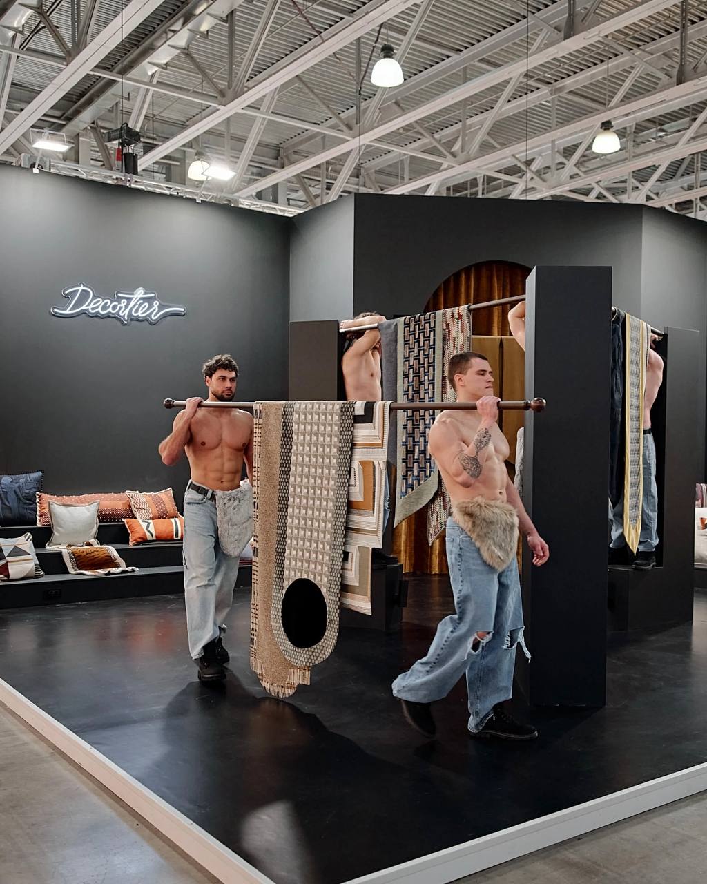Интерьерный дом Decortier представил на ARTDOM 2025 стенд-перфоманс, который без преувеличения стал самым популярным на выставке. Разработкой занималась известный дизайнер Юлия Маркос | Сетка — социальная сеть от hh.ru