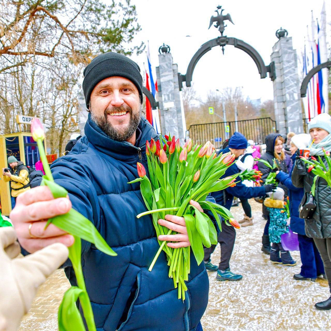 🌷Цветочный забег состоится в парке «Фили» уже завтра8 марта в 13:00Каждый из участников на старте получит букет тюльпанов💐
Задача — пробежать с цветами по главной аллее и подарить их женщинам, которые... | Сетка — социальная сеть от hh.ru