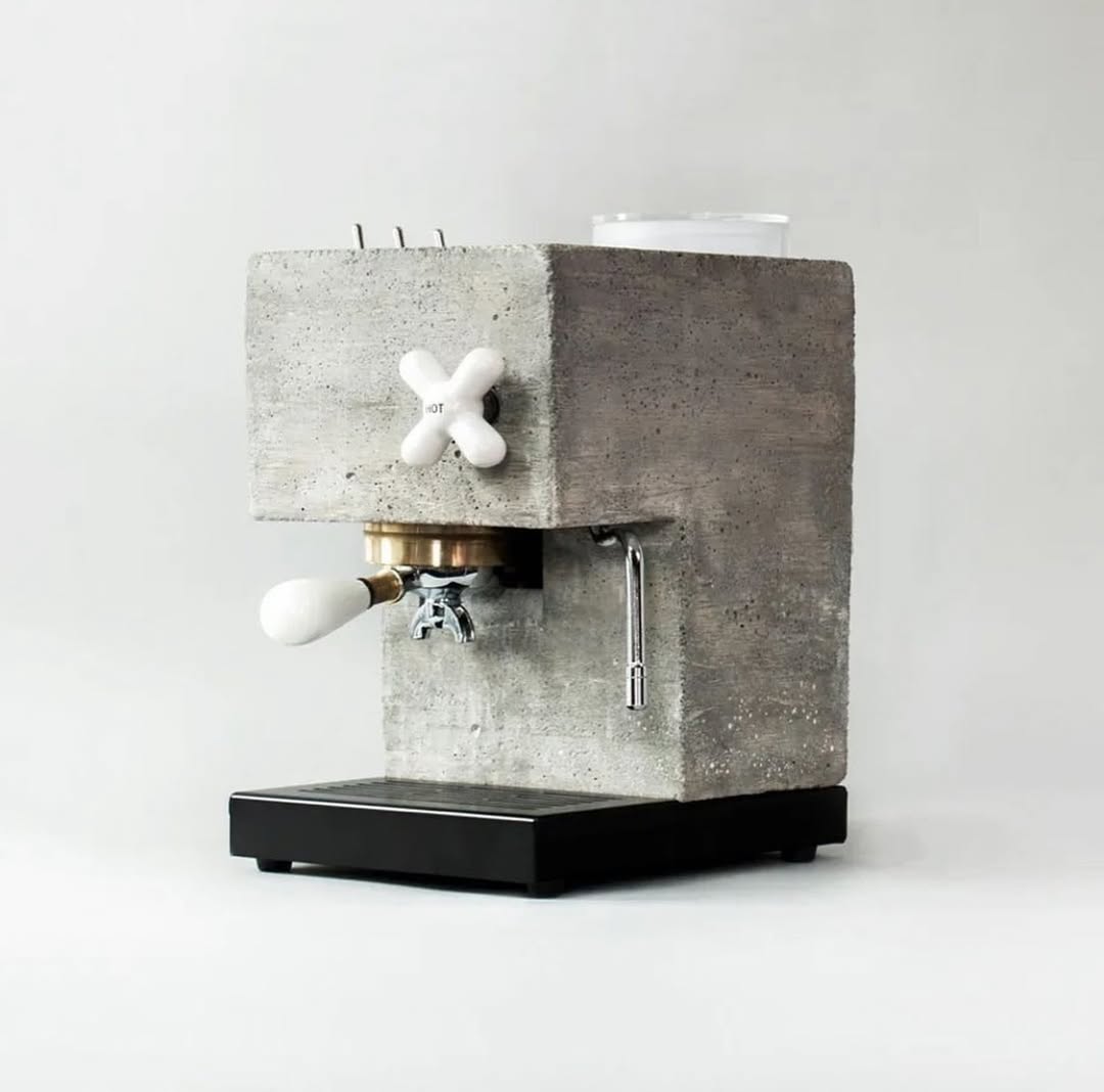 Бруталистская кофе машина
Дизайн: anzacoffee
🏢Brutalism | Сетка — социальная сеть от hh.ru