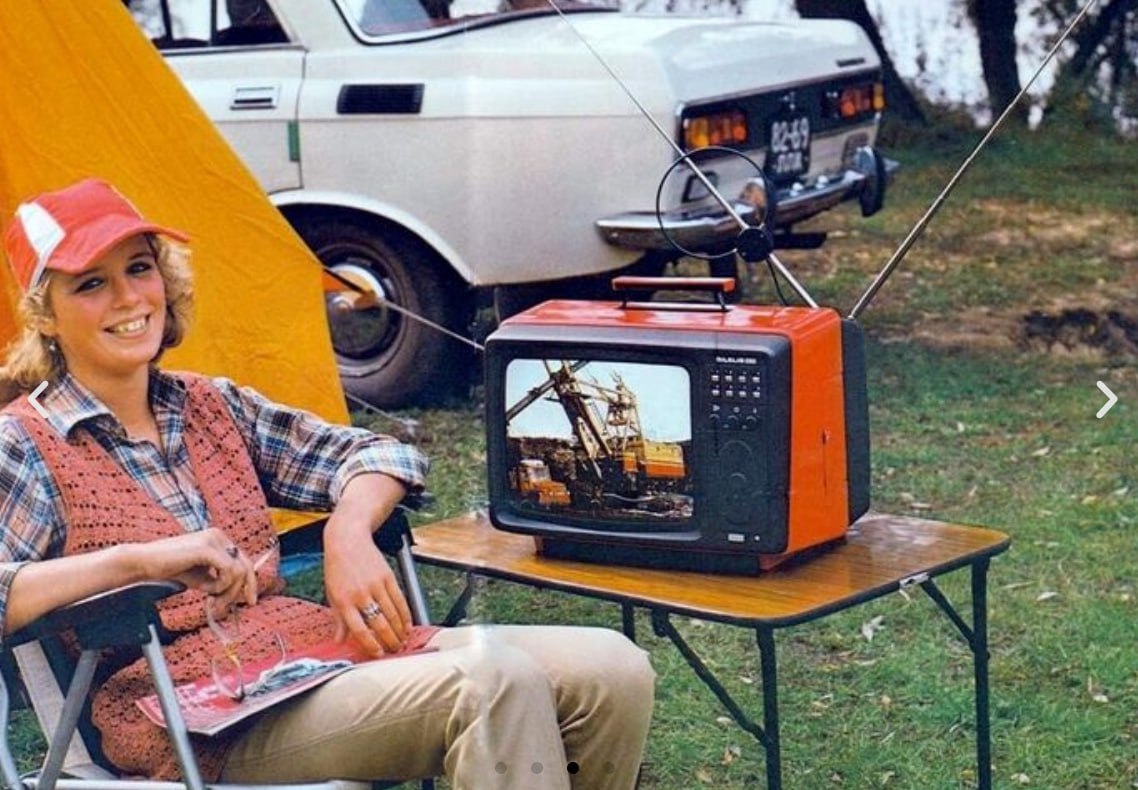 📺 #РетроСубботник
Мобильный телевизор фабрики Šilelis в Литве, СССР, 1970-е.
Фабрика отличалась тем, что выпускала портативные телевизоры, которые были очень популярны и были дефицитом | Сетка — социальная сеть от hh.ru