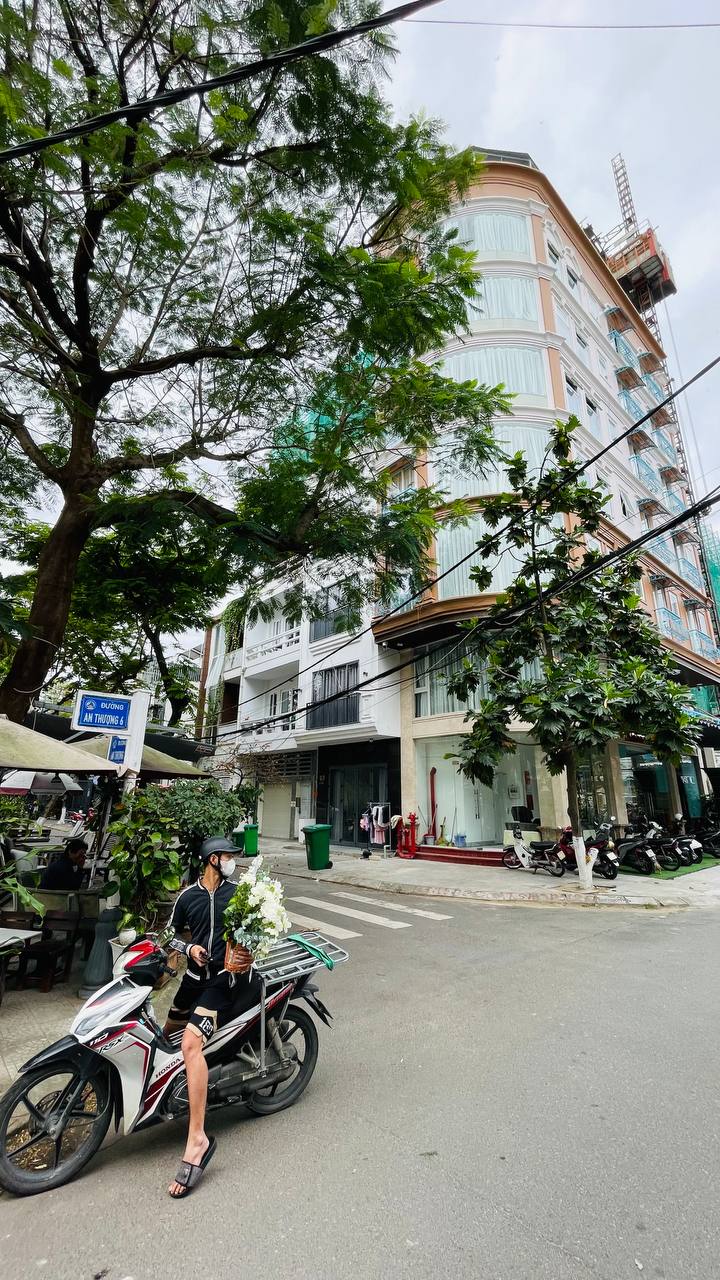 Сотни вьетнамских мужичков бережно придерживают одной рукой букеты, второй рулят, ногами фиксируют тортики и круассаны, спеша друг против друга и все вместе.
Сосредоточены и ответственны | Сетка — социальная сеть от hh.ru