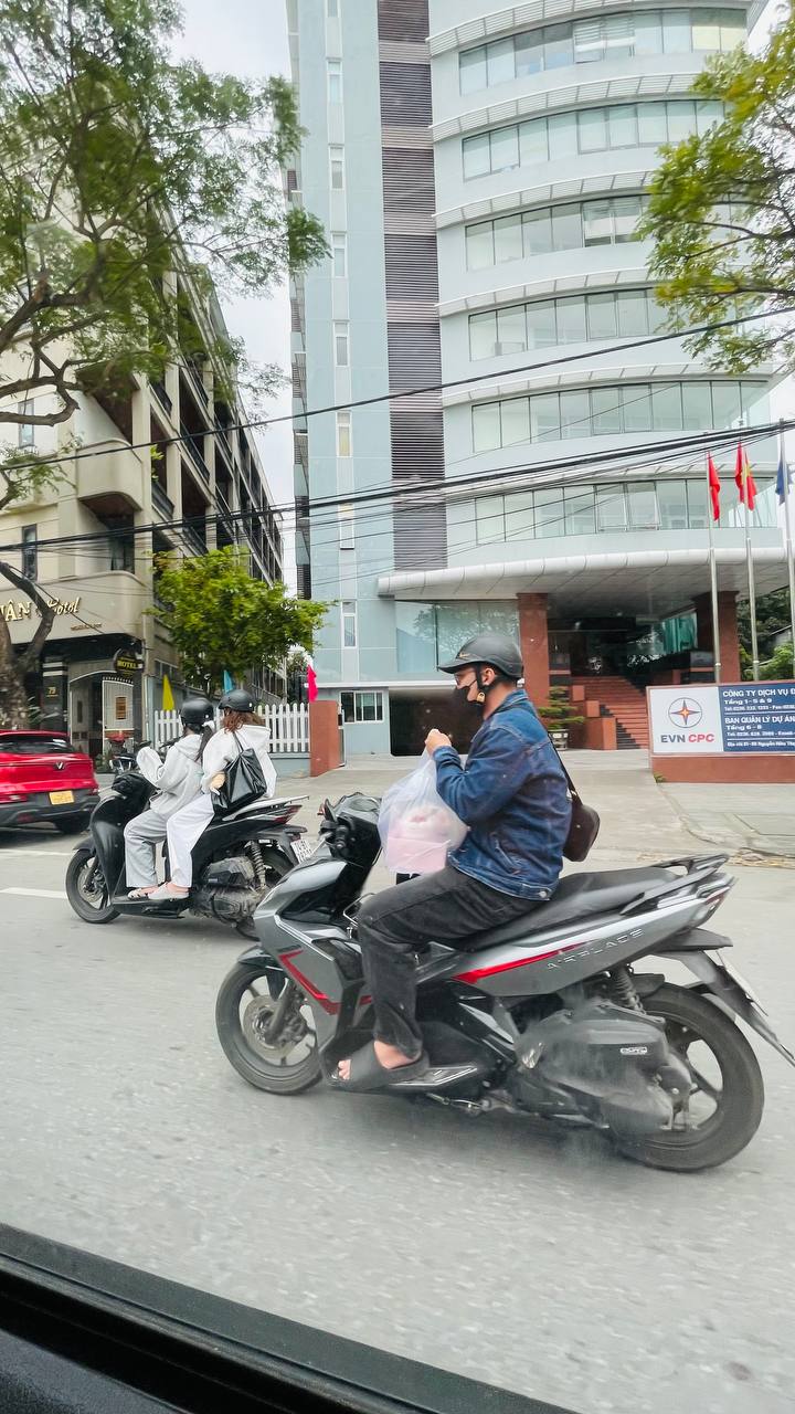 Сотни вьетнамских мужичков бережно придерживают одной рукой букеты, второй рулят, ногами фиксируют тортики и круассаны, спеша друг против друга и все вместе.
Сосредоточены и ответственны | Сетка — социальная сеть от hh.ru