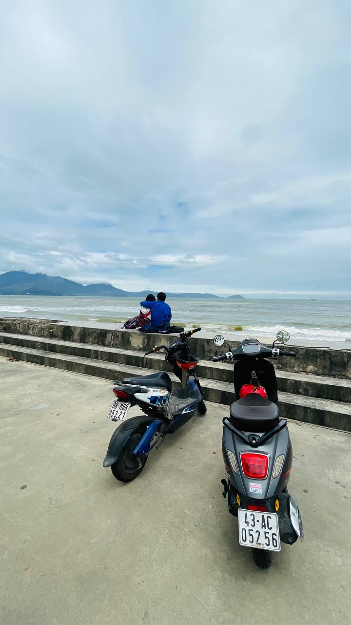 Сотни вьетнамских мужичков бережно придерживают одной рукой букеты, второй рулят, ногами фиксируют тортики и круассаны, спеша друг против друга и все вместе.
Сосредоточены и ответственны | Сетка — социальная сеть от hh.ru