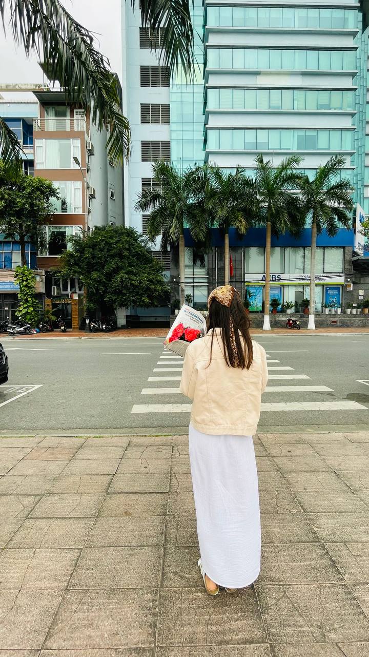 Сотни вьетнамских мужичков бережно придерживают одной рукой букеты, второй рулят, ногами фиксируют тортики и круассаны, спеша друг против друга и все вместе.
Сосредоточены и ответственны | Сетка — социальная сеть от hh.ru