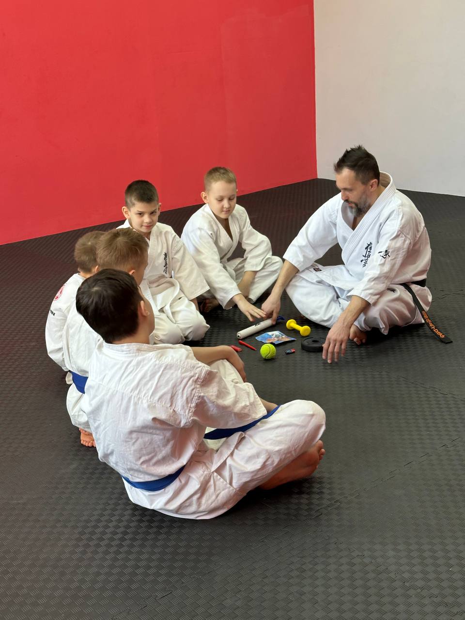 Доброе утро, друзья!☀️
Сегодня у нас в зале День открытых дверей💪🏻
Мы ждем всех, кто хочет познакомиться с нашим уютным пространством, зарядиться энергией и узнать больше о наших тренировках для всей ... | Сетка — социальная сеть от hh.ru