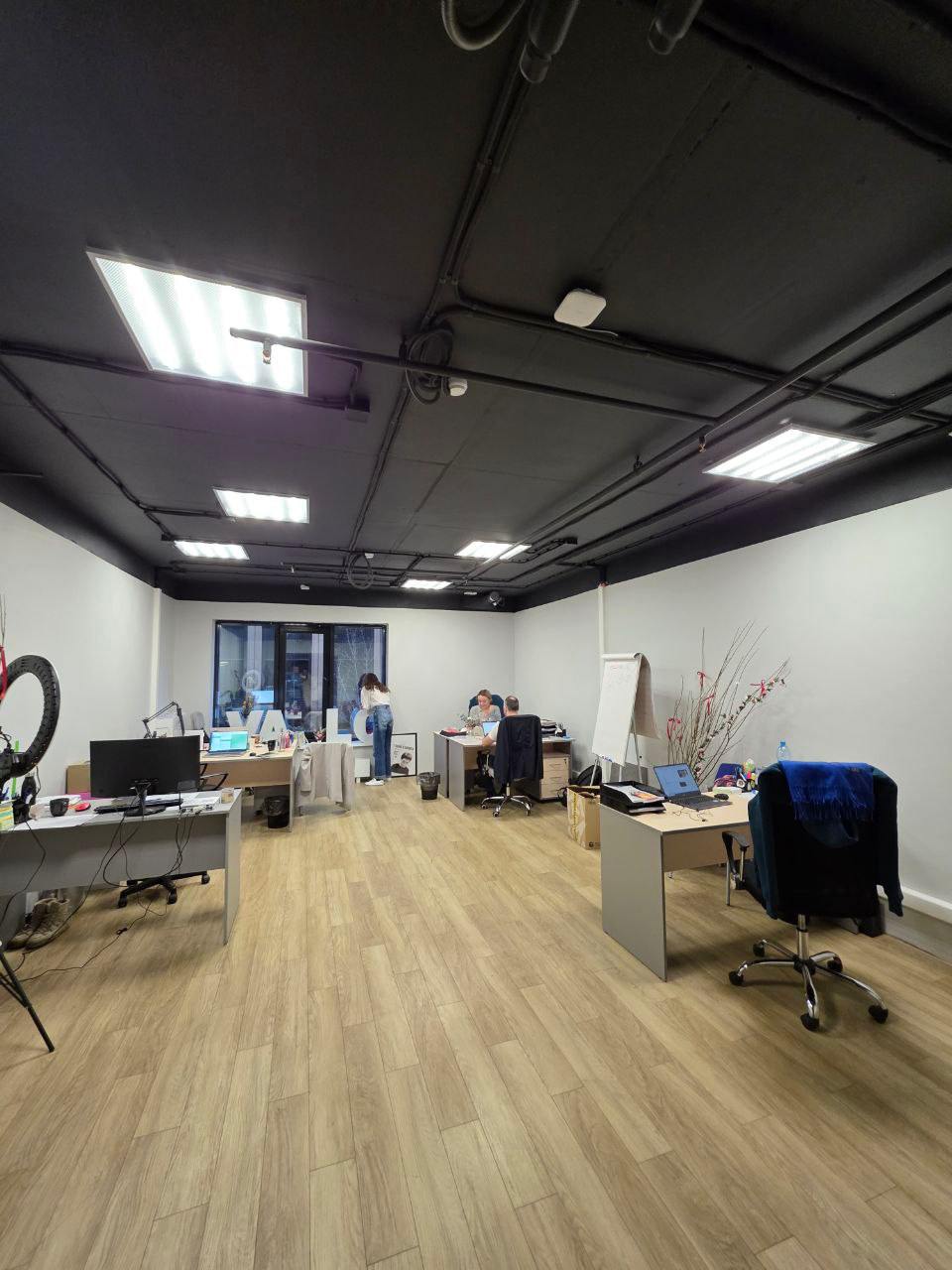 Почему выгодно инвестировать в недвижимость в апарт-отелях?
Апарт-отели — это сочетание гостиничного бизнеса и арендного жилья, что делает их привлекательными для инвестиций
⠀
1 | Сетка — социальная сеть от hh.ru