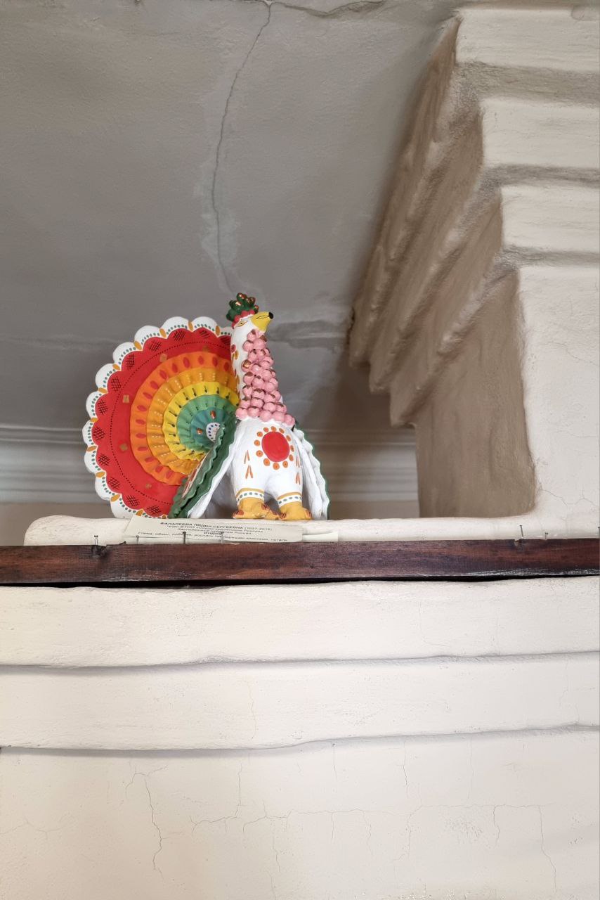Разноцветный дымковский петушок заменил на хохряковской печи барыню, которую фотографировал с полгода назад. | Сетка — социальная сеть от hh.ru