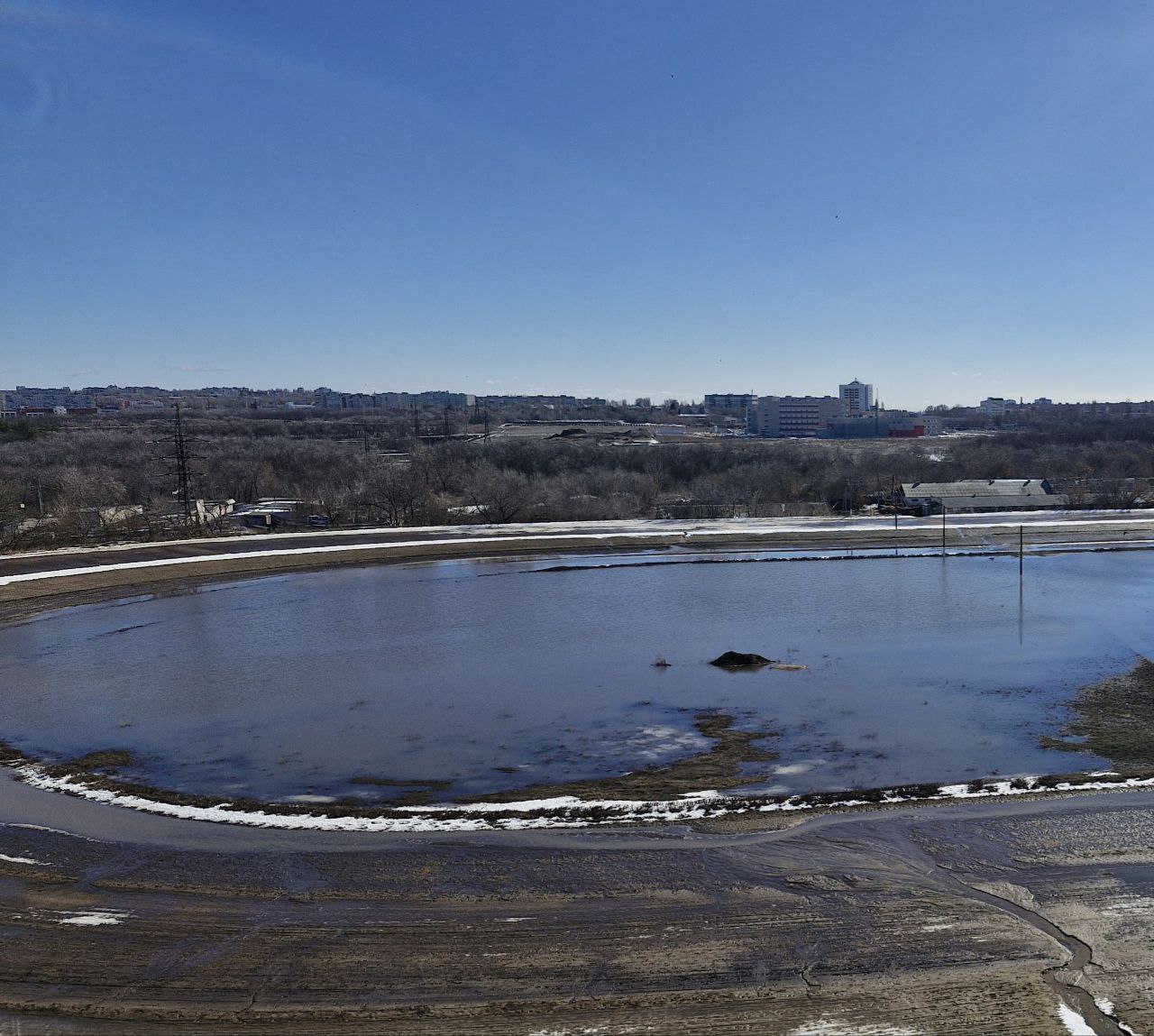 На выхах были в Саратове.
Выхожу из квартиры, и вижу огромное, прекраснейшее озеро. Над озером летают чайки вороны. В озеро впадает речка.
У озера есть имя, и оно состоит из двух слов | Сетка — социальная сеть от hh.ru