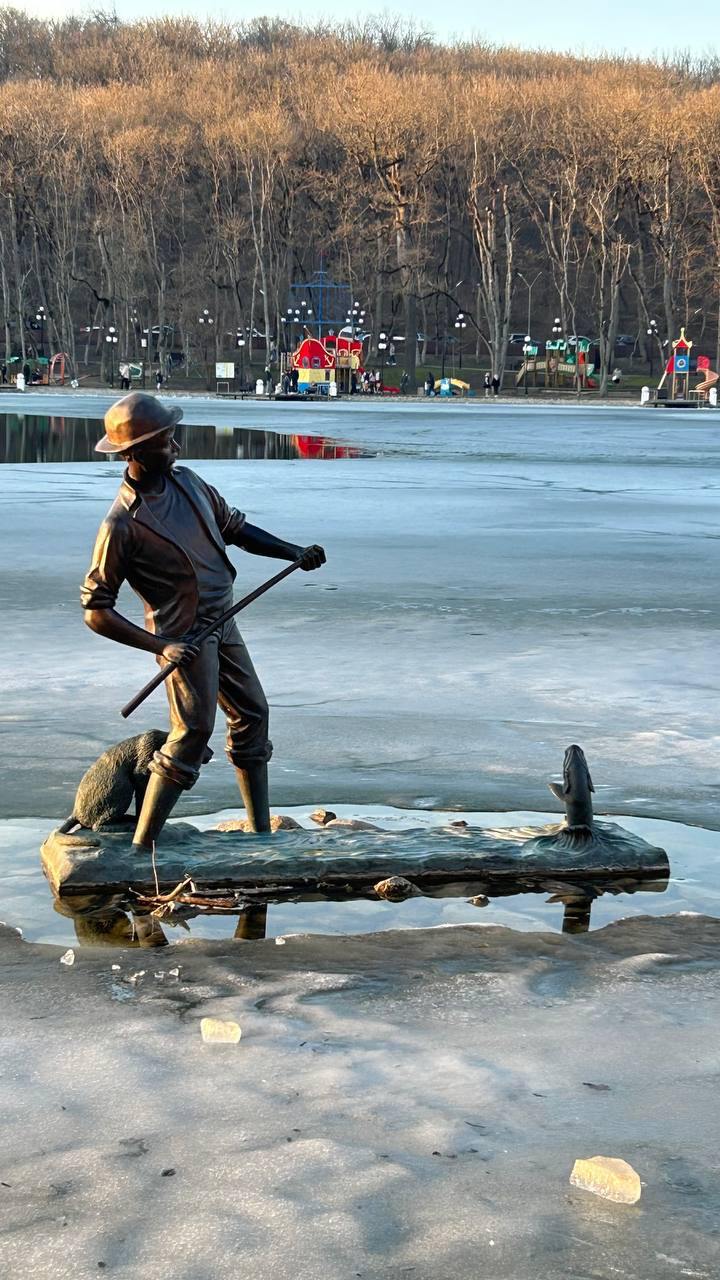 🎣 В Железноводске на Курортном озере «30’Ка» вновь повреждена удочка у памятника рыбаку | Сетка — социальная сеть от hh.ru