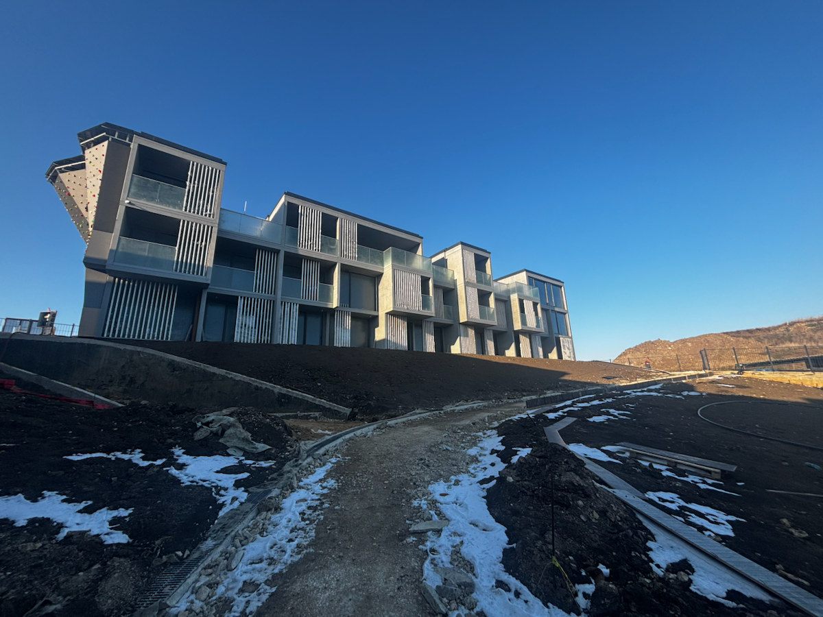 🏨 Сегодня посетил стройплощадку грандиозного проекта - 4-звёздочного отеля “Veselovka aktiv-hotel” в Темрюкском районе!
Масштаб впечатляет - 911 номеров, общая стоимость проекта 5,3 млрд рублей | Сетка — социальная сеть от hh.ru