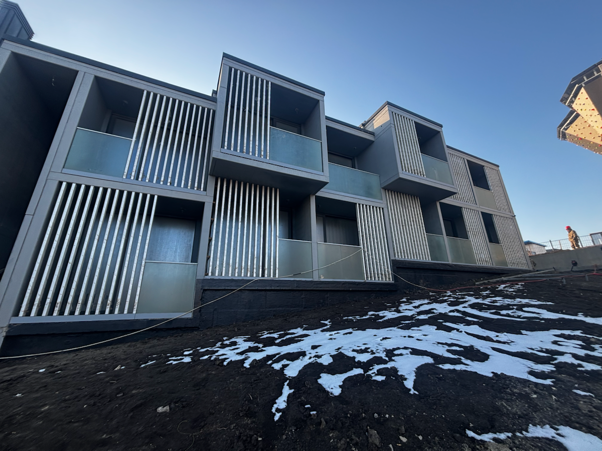 🏨 Сегодня посетил стройплощадку грандиозного проекта - 4-звёздочного отеля “Veselovka aktiv-hotel” в Темрюкском районе!
Масштаб впечатляет - 911 номеров, общая стоимость проекта 5,3 млрд рублей | Сетка — социальная сеть от hh.ru